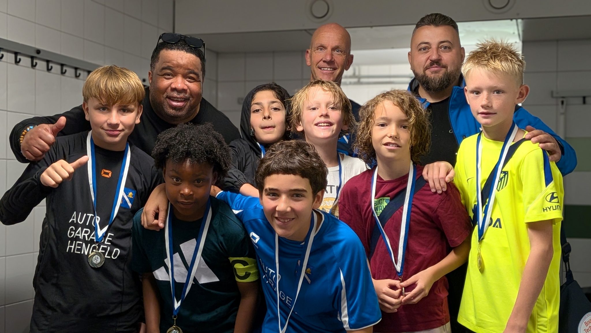 O12-1 TROTS OP ONZE BOYS EN DAME – WAT EEN REIS! 